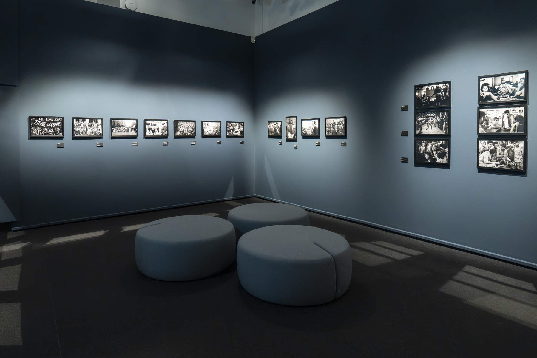 Vue de l'exposition « Plurale féminine. Photographie et écriture, 1926-2026 » au Palazzo Reale. Photo : Ville de Milan