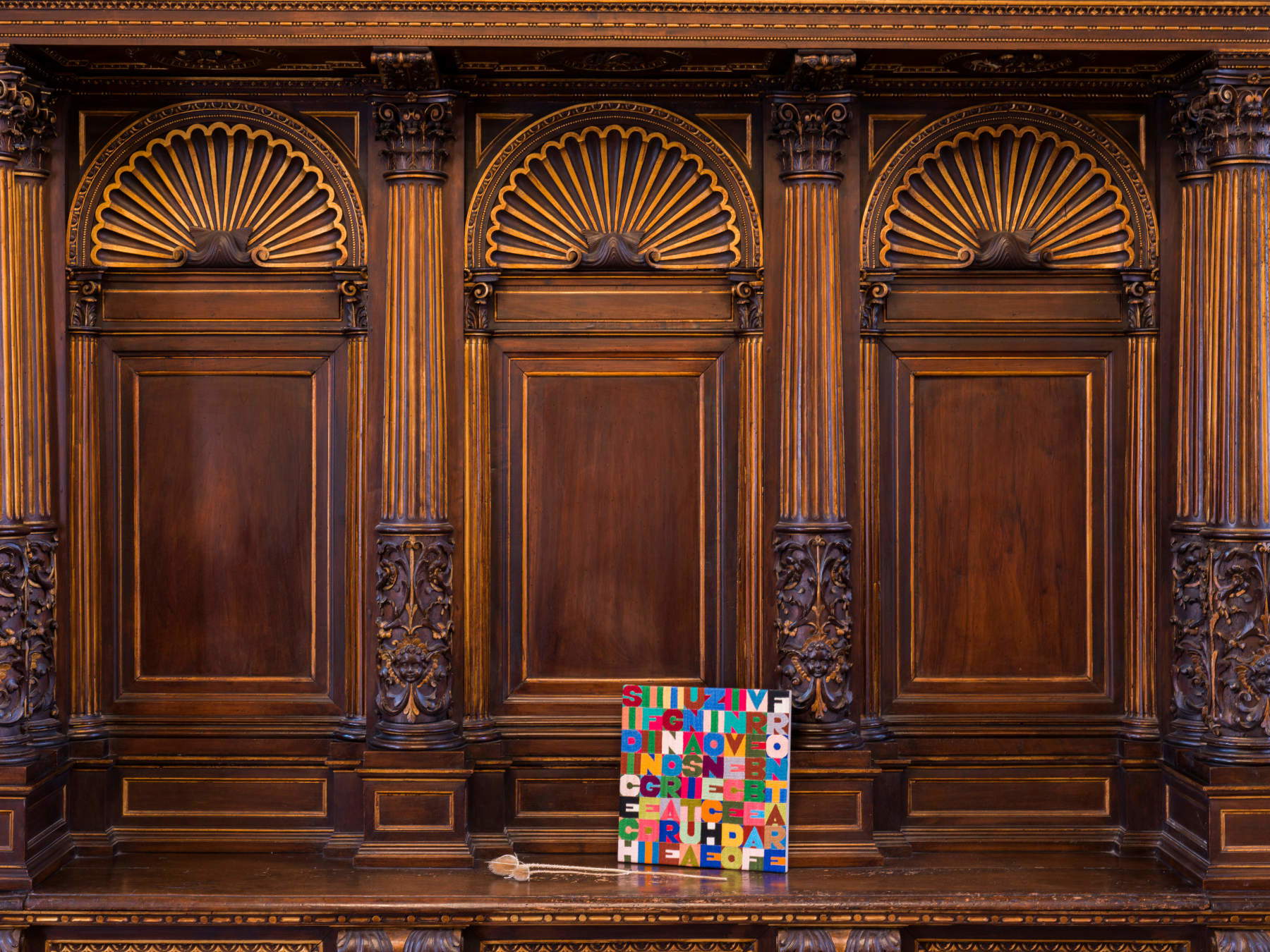 Vue de l'exposition « Trama e Ordito. Entre Pistoletto, Buren et Boetti », issue de la collection Canclini. Photo : Elena Datrino