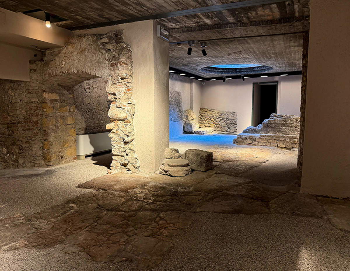 Blick auf die archäologische Stätte des Palazzo Forti