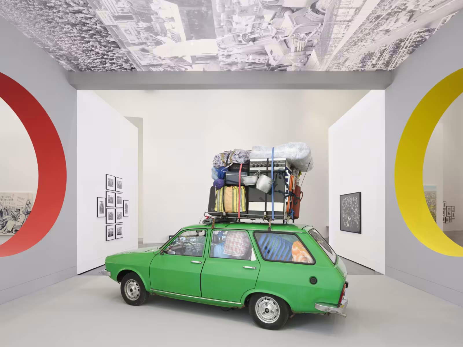Blick in die Ausstellung „Moteur Imaginaire“, 2026. Im Vordergrund: Mohamed El Khatib, „R12 cath&eacute;drale“, 2026. Sammlung des Fonds de dotation Emerige, Paris. &copy; Mohamed El Khatib und Louise Sari, Mohamed El Khatib &copy; ADAGP, Paris, 2026. Foto: &copy; Aur&eacute;lien Mole