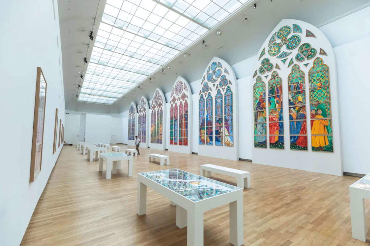Les vitraux de Claire Tabouret exposés au Grand Palais. Photo : Simon Lerat / GrandPalaisRmn