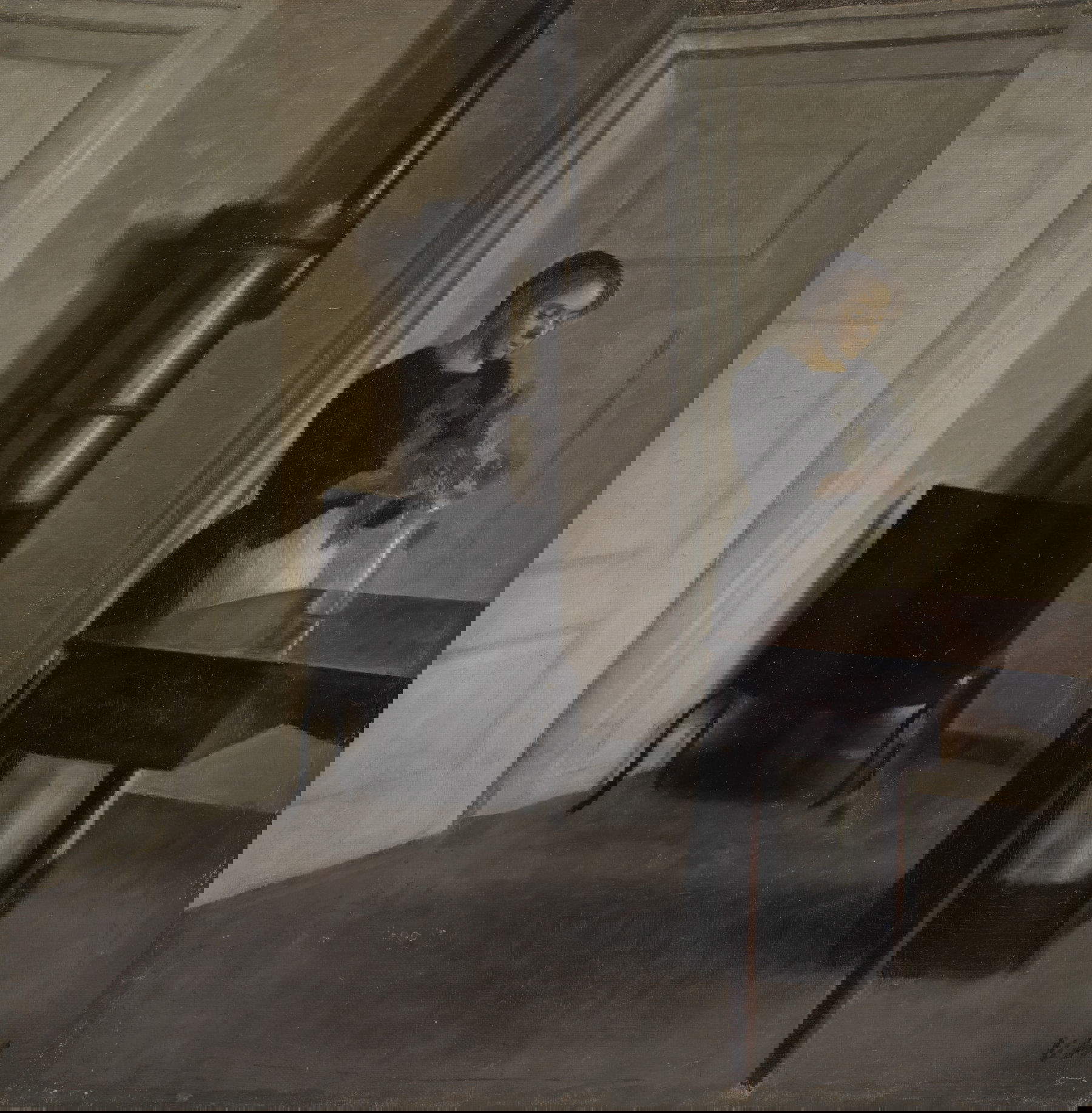 Vilhelm Hammersh&oslash;i, Interior con mujer colocando ramas en un jarrón sobre una mesa (1900; óleo sobre lienzo, 40 x 39,1 cm, firmado con las iniciales del artista 