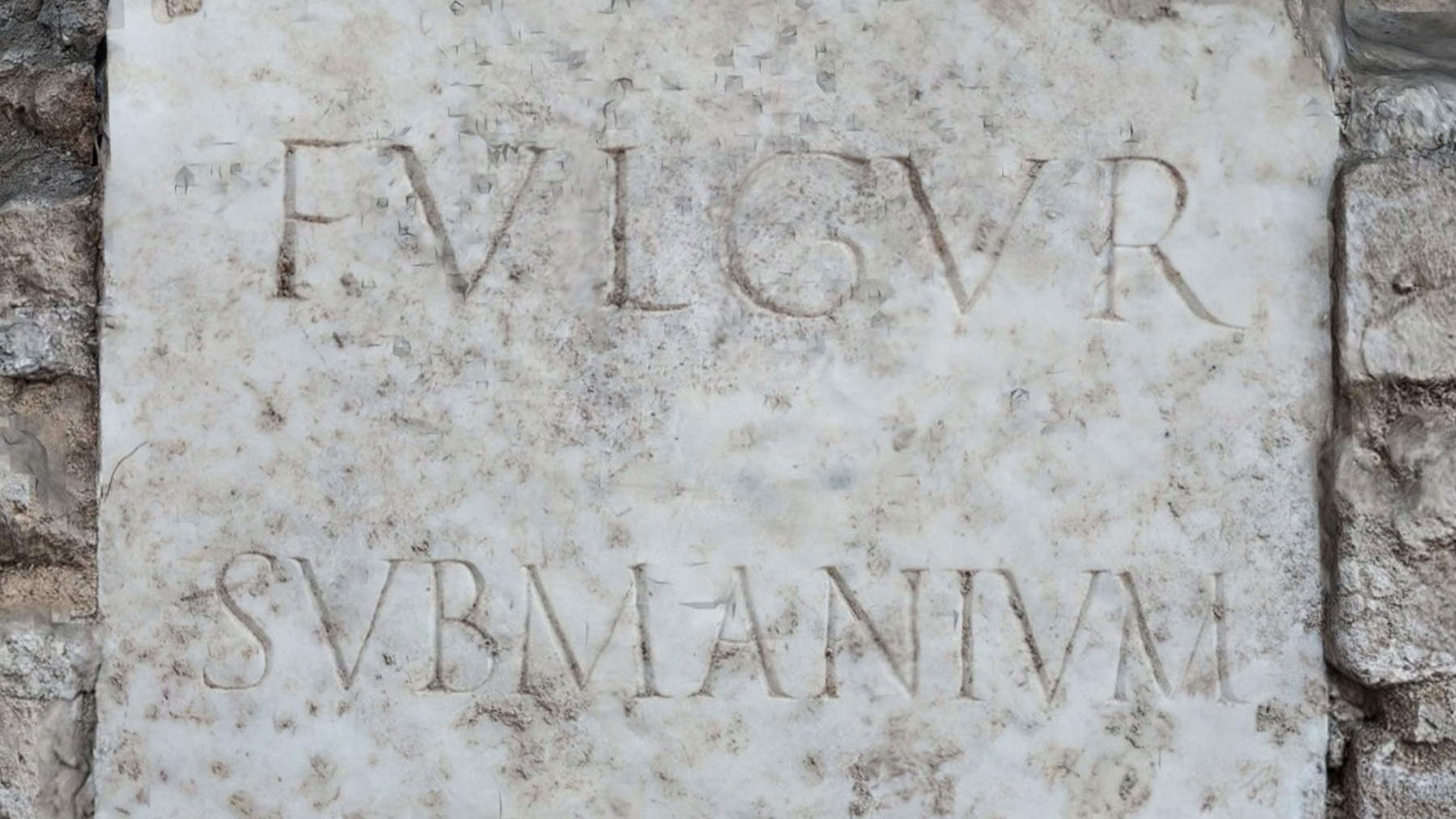 La scritta&nbsp;FVLGVR SVBMANIVM. Foto: Ministero della Cultura