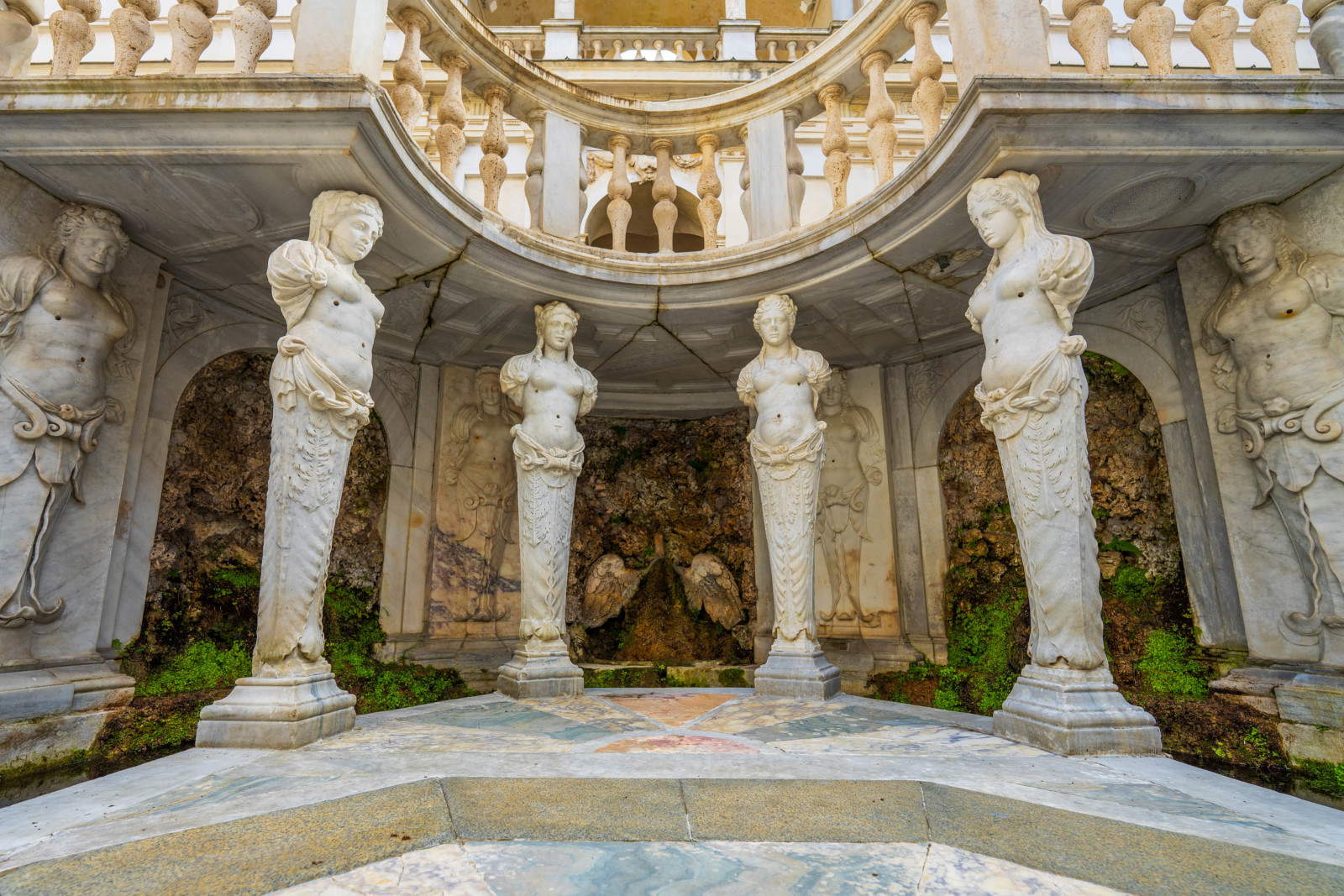 Niedriger Brunnen im Nymphäum der Villa Giulia. Foto: Minerva Sbaffi