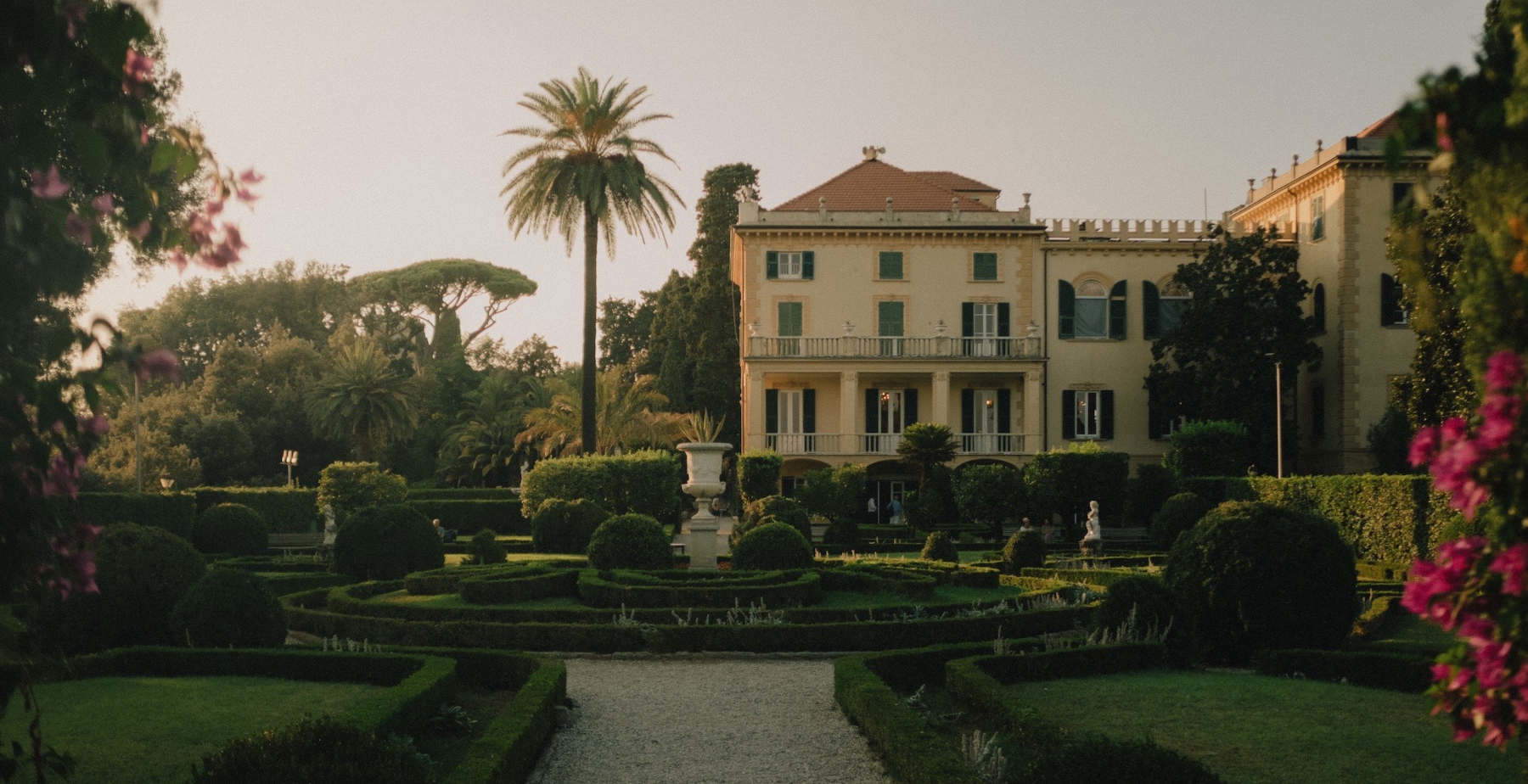 Giovanni Ozzola bringt eine Ausstellung nach Lerici, die dem Meer und dem Horizont gewidmet ist