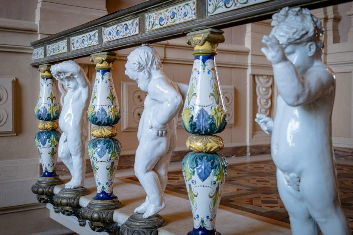 Die Balustrade mit Putten der Villa Mimbelli