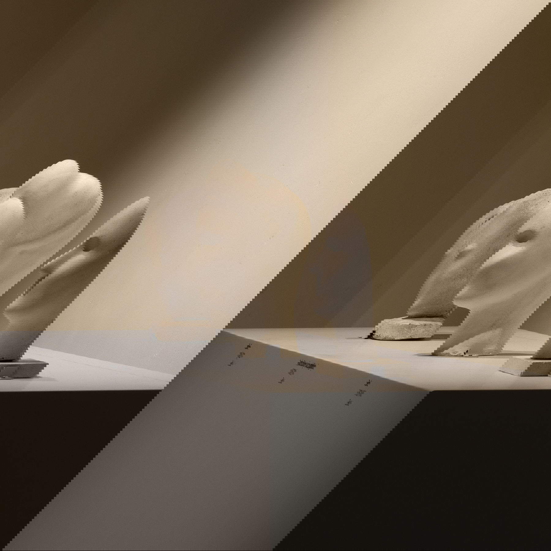 三件石膏雕塑的视图，1928 - 1930 年；