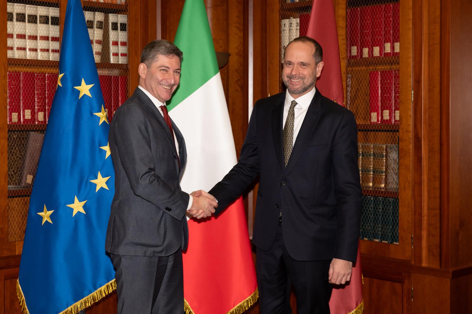 Links der Polizeichef - Generaldirektor der öffentlichen Sicherheit, Präfekt Vittorio Pisani, und rechts der Direktor der Uffizien, Simone Verde.