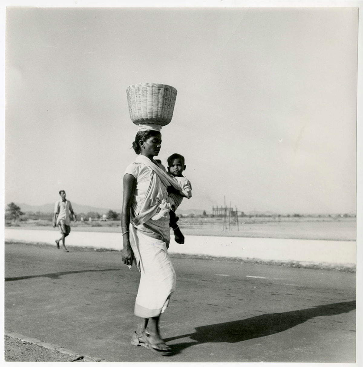 Werner Bischof, Acería Mujer con bebé y cesta, Jamshedpur, India (1951) &copy; Werner Bischof / Magnum Photos