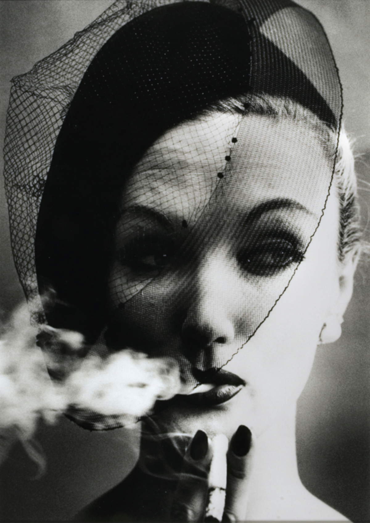 William Klein, Smoke and veil, Paris, 1958