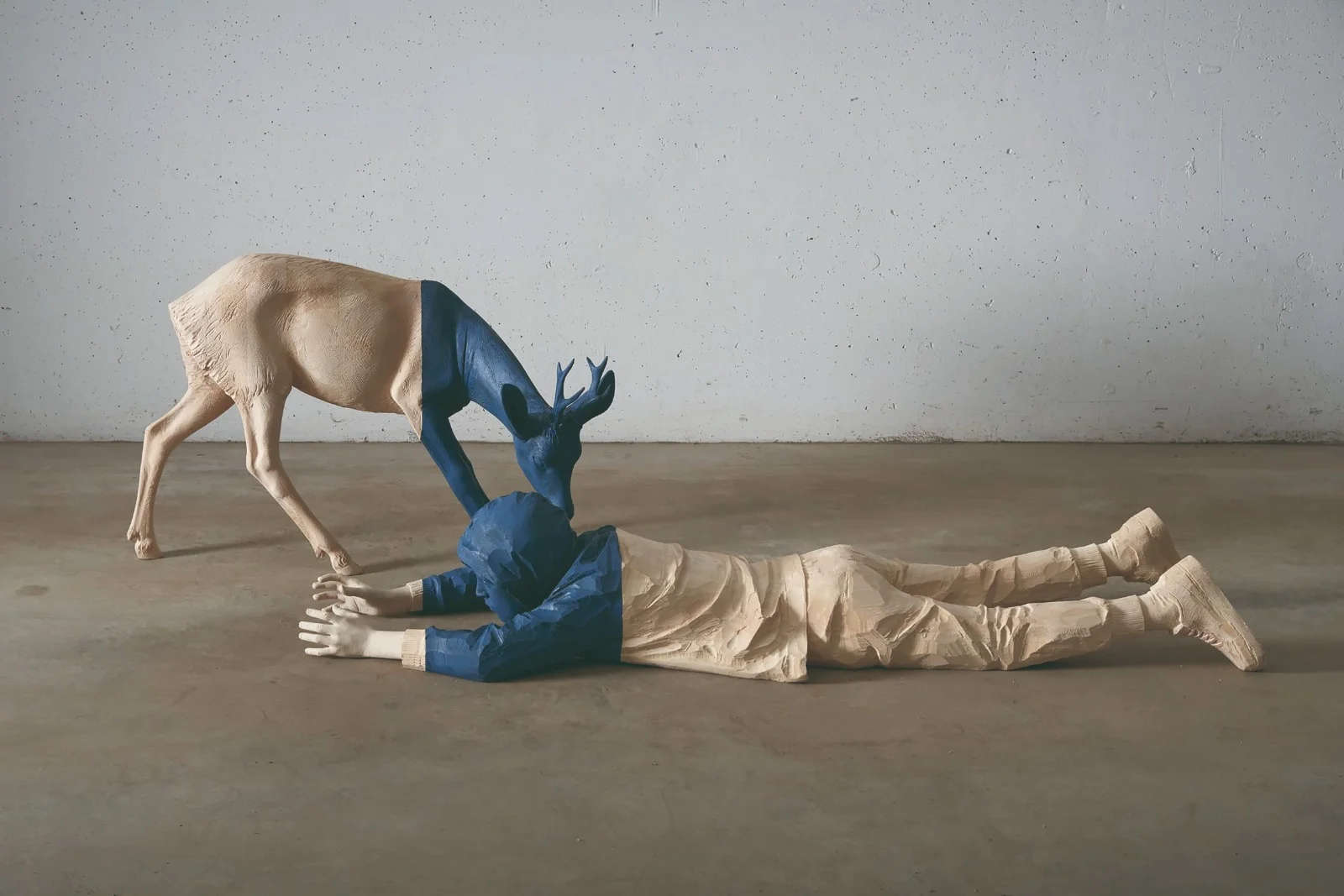 Willy Verginer, The human whisperer, Il sussurratore umano (2023; legno di tiglio e colore acrilico, 70 x 235 x 82 cm)