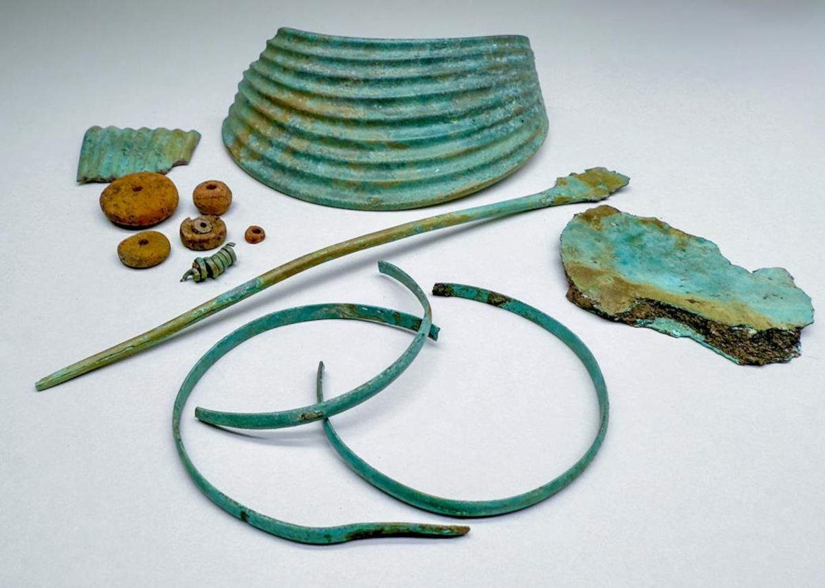 Ahlum Deposit (1500-1300 BC): selection of artifacts, collars and fragments, amber beads, hair spiral, pin fragments, and fragments of an arm spiral. Photo: C. Wehrstedt, NLD.