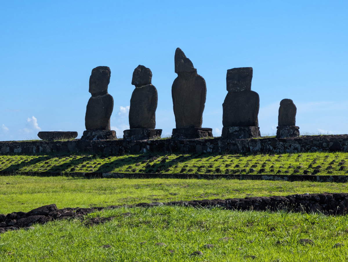 Rapa Nui, eine Reihe von Moai vor dem Hintergrund der untergehenden Sonne. Foto: Rodrigo Rauld
