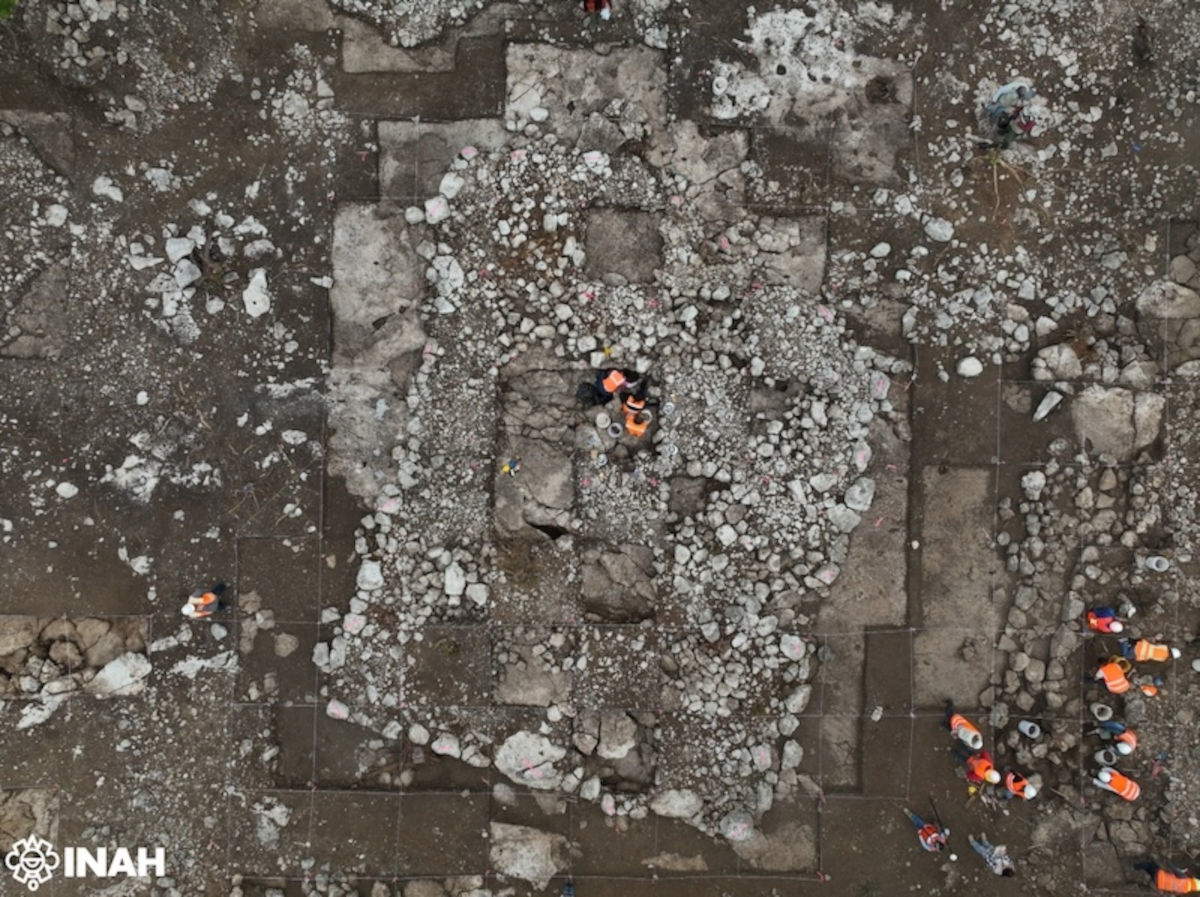 Processus d'excavation du monument TC_17294. Photo : Iv&aacute;n Sosa/INAH.