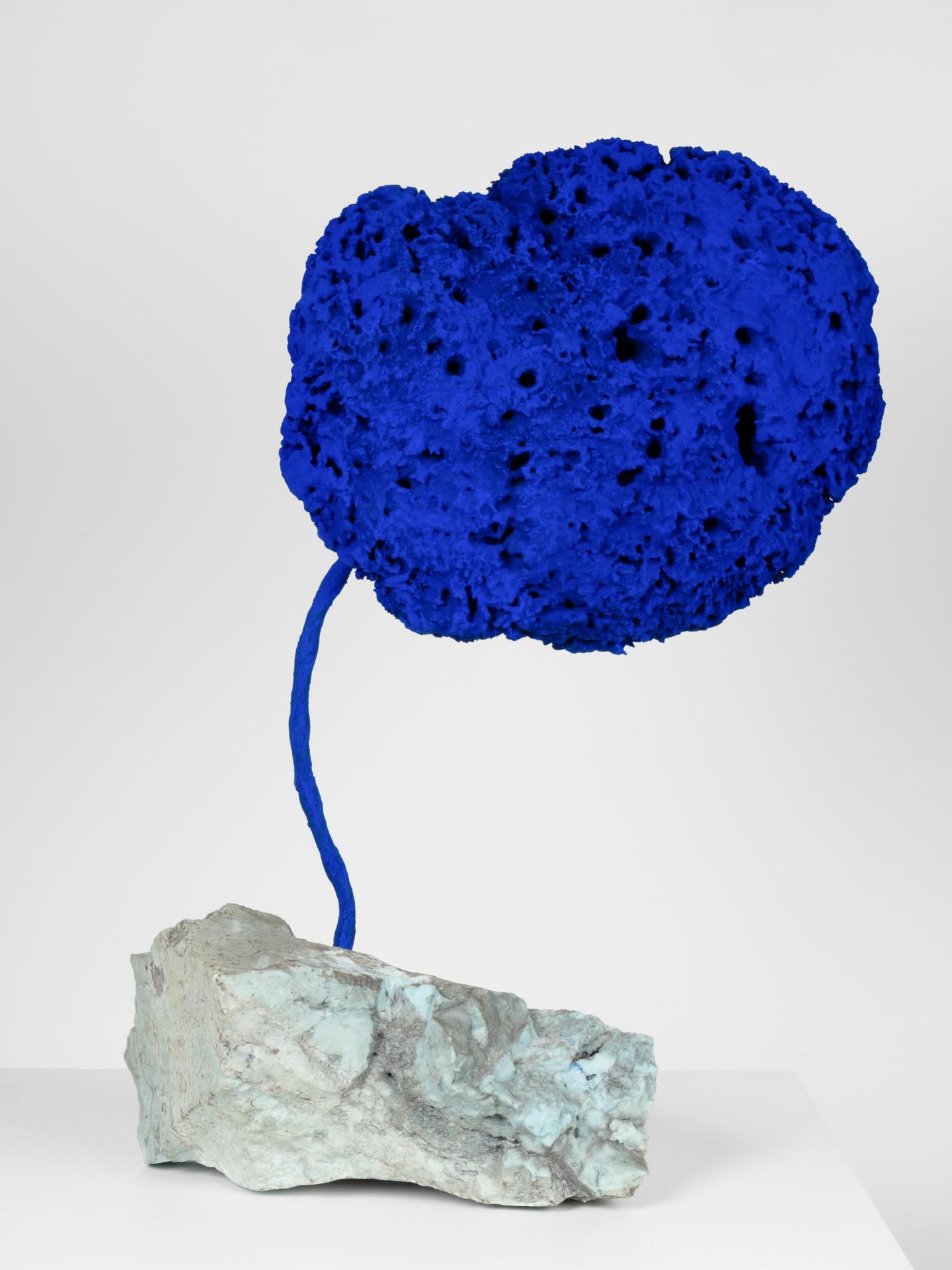Yves Klein, Escultura de esponja azul sin título (c. 1959)