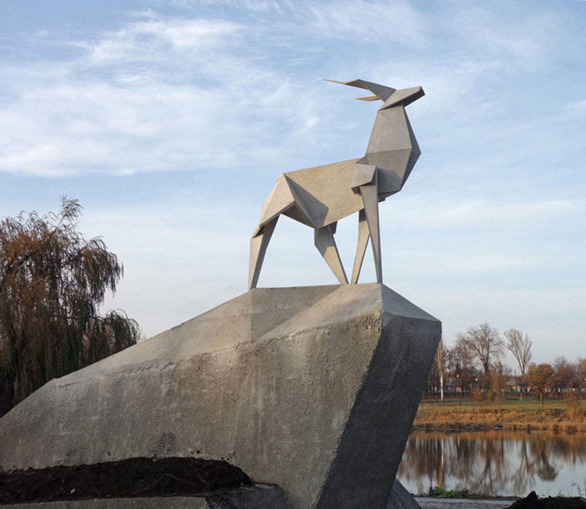 Zhanna Kadyrova, Origami &ndash; Olen' (Deer) (2019; cemento). Su gentile concessione dell&rsquo;artista e di GALLERIA CONTINUA