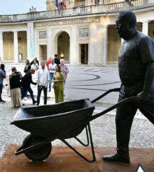 Ai Weiwei con una carriola: l'artista cinese realizza un'opera site-specific per L'Aquila