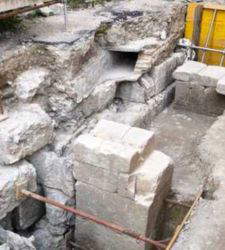 Ancona, eine monumentale r&ouml;mische Mauerstruktur, die im Herzen der Stadt entdeckt wurde