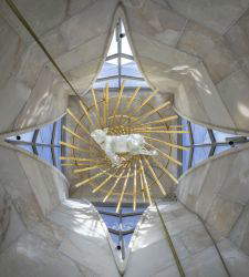 Andrea Mastrovito is the creator of the Agnus Dei at the Sagrada Familia: his work will illuminate the Tower of Jesus Christ