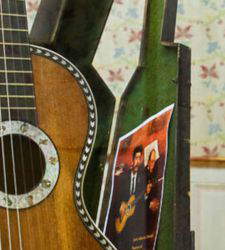 La guitare peinte par Degas expos&eacute;e &agrave; Cr&eacute;mone aux c&ocirc;t&eacute;s de trente instruments du XIXe si&egrave;cle