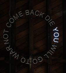 'Song for Dark Times', Ausstellung von Claire Fontaine in der Galerie Solito in Neapel