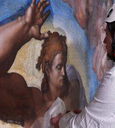 Sur l'&eacute;chafaudage du Jugement dernier de Michel-Ange : comment renaissent les couleurs du chef-d'&oelig;uvre