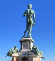 Florence: Gas Cylinder Found Under the David in Piazzale Michelangelo&mdash;It Was Empty