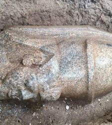 Egypt: A citizen reports an engraved stone; excavations reveal two royal statues, one of which is of Ramses II