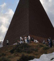 Sizilien: Das &bdquo;Ritual des Lichts&ldquo; kehrt zur Pyramide von Fiumara d&rsquo;Arte anl&auml;sslich der Sommersonnenwende zur&uuml;ck