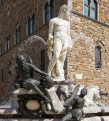 Florence, climbs Neptune Fountain in defiance: 5 thousand euro damage