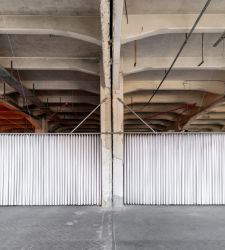 Gianni Pettena's participatory installation in Florence: the public transforms "Paper/Cosmic Breeze"
