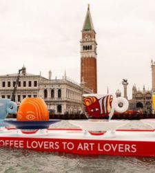 En Venecia, la nueva illy Art Collection para la Bienal con instalaciones y tazas gigantes