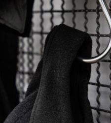 Jannis Kounellis expose au 10 Corso Como &agrave; Milan avec l'installation de soixante-dix manteaux.