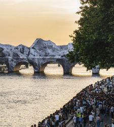 Paris : ouverture de &laquo; La Caverne de Pont-Neuf &raquo;, l'hommage monumental de JR &agrave; Christo