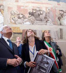 Il Presidente Mattarella incantato dagli affreschi restaurati di Giotto: visita alla Cappella Bardi in Santa Croce