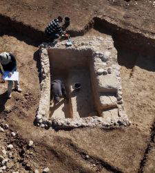Isra&euml;l : d&eacute;couverte d'un bain rituel juif vieux de 2 000 ans et pesant 25 tonnes. D&eacute;plac&eacute; &agrave; l'aide d'une grue
