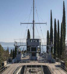 Unwetter am Oberen Gardasee: Am Vittoriale ist der Hauptmast des Schiffes &bdquo;Puglia&ldquo; gebrochen