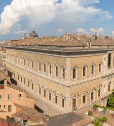 Rome : la restauration du palais Farn&egrave;se est termin&eacute;e ; les fa&ccedil;ades et les toits brillent de mille feux