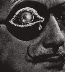 Dal&iacute; et la mode : au Palais Royal, le rapport de l'artiste avec les v&ecirc;tements, le corps et l'identit&eacute;
