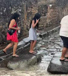 Heftiges Gewitter in Pompeji &ndash; Besucher nutzen die antiken Fu&szlig;g&auml;nger&uuml;berwege