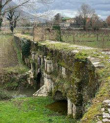 K&ouml;nigspalast von Caserta, Beginn der Arbeiten am Acquedotto Carolino und an den Fizzo-Quellen
