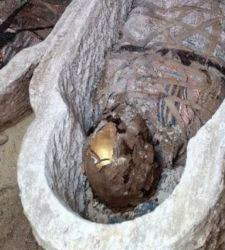 Egitto, scoperta tomba romana con lingue d&rsquo;oro e un raro papiro dell&rsquo;Iliade nel sito di Bahnasa