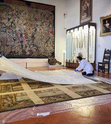 Firenze, l'arazzo del Banchetto di Psiche in restauro dopo un secolo lontano dal pubblico