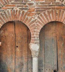 Restaurierungsarbeiten im H&ocirc;tel-Dieu in Toulouse, Frankreich, f&ouml;rdern ein zugemauertes mittelalterliches Sprossenfenster zutage