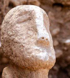 T&uuml;rkei: 11.000 Jahre alte Skulptur entdeckt &ndash; ein Mann sitzt auf dem R&uuml;cken eines Leoparden