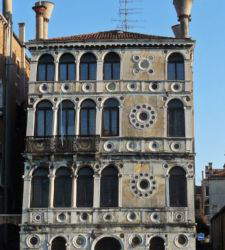 Christie's bietet Ca' Dario zum Verkauf an, das... Verfluchtes Haus in Venedig von Monet gemalt