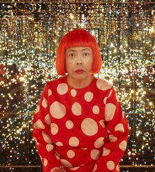 Adieu &agrave; Yayoi Kusama, la reine des miroirs et des pois nous quitte
