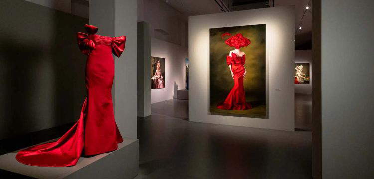 What happens when Valentino meets the painter who erases women's faces? The exhibition in Rome