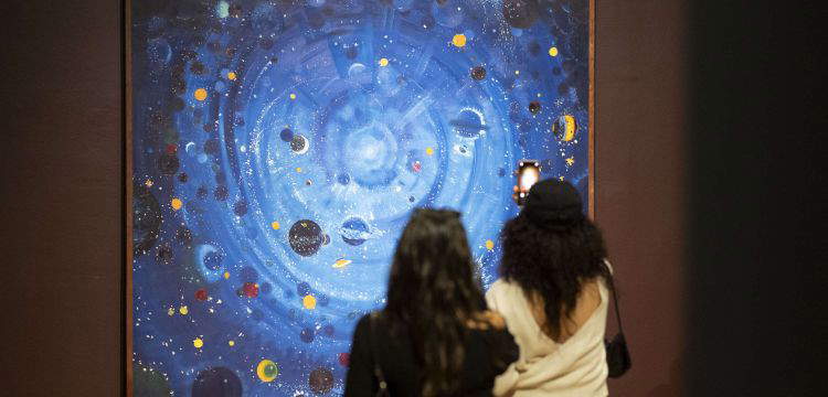 Eine Lesung der Nacht. So sieht die Ausstellung im GAM in Turin aus