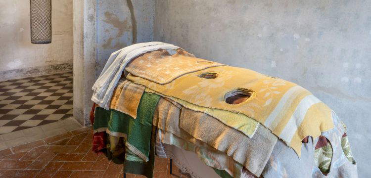 Berlinde De Bruyckere, Schmerz &uuml;ber die Haut hinaus formen. So sieht die Ausstellung in der Galleria Continua aus